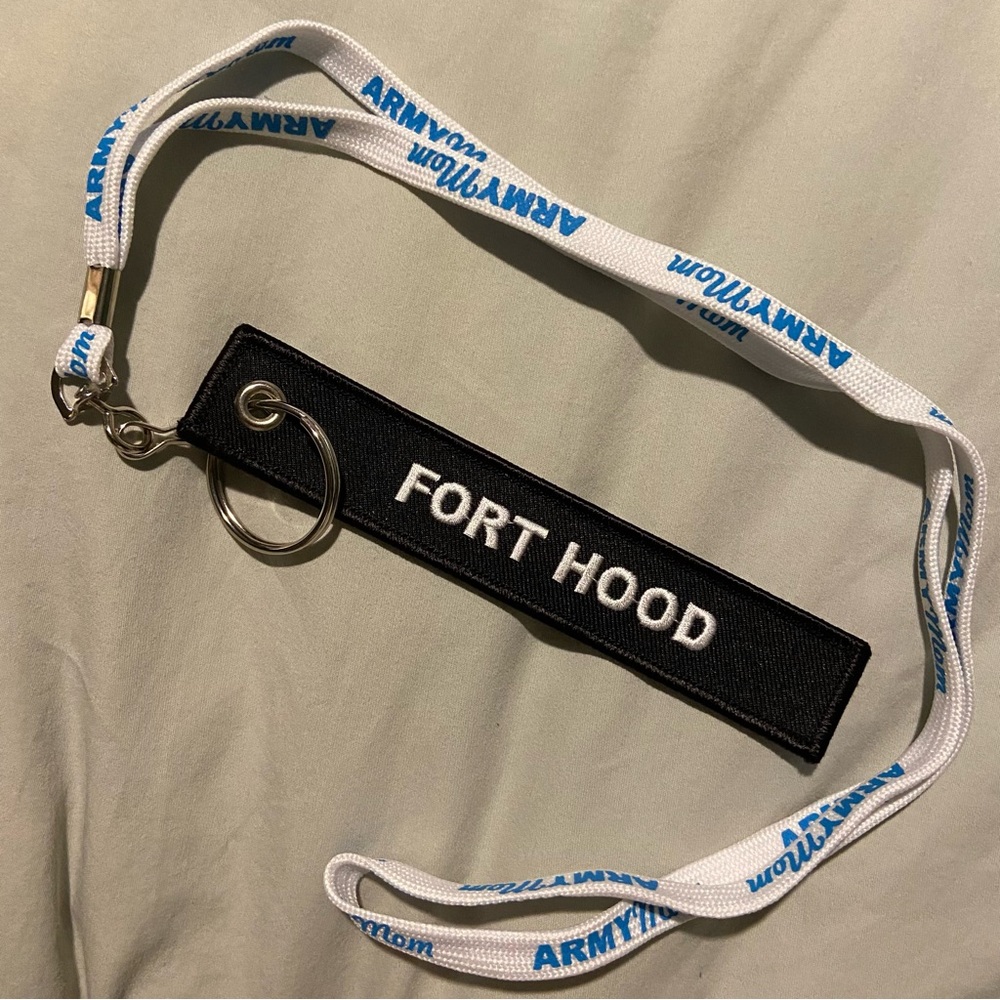 ☃️ Army Mom lanyard with Fort Hood, Texas tab